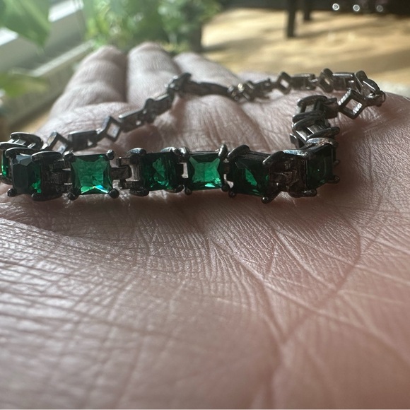 Simple green stone bracket with silver/ black hardware (never worn) - Picture 3 of 3